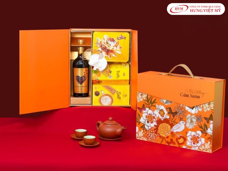 Hộp quà Tết in logo nhận diện thương hiệu giúp tôn vinh giá trị bộ quà tặng dịp Tết