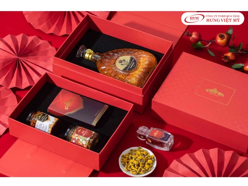 Hộp đựng quà Tết 2 tầng dạng khay kéo giúp sắp xếp gọn nhiều vật phẩm trong cùng một hộp.