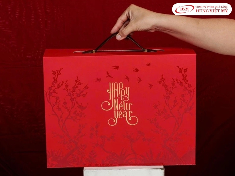 Gia công ép kim giúp logo thương hiệu nổi bật trên bề mặt hộp đựng yến sào.
