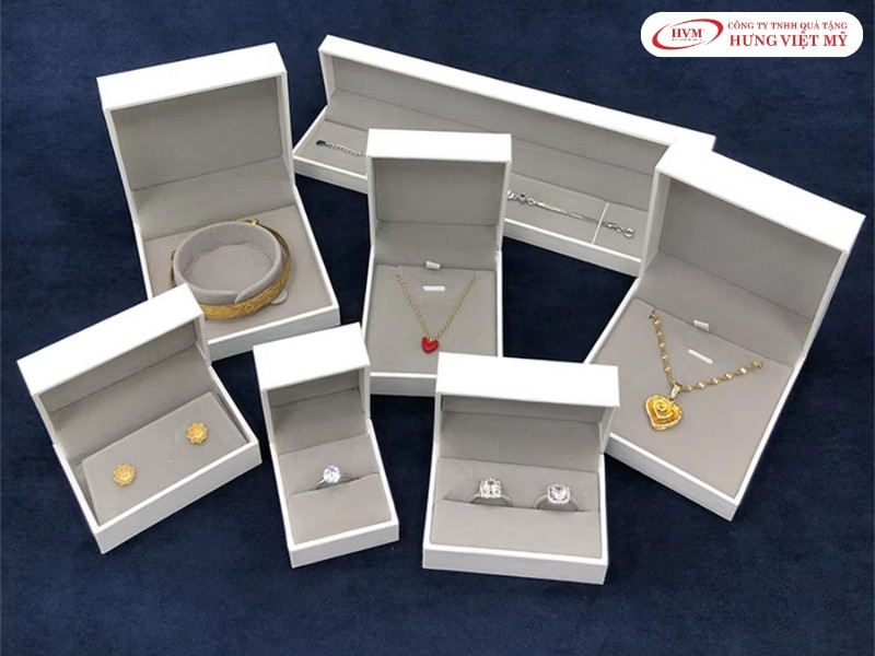 Mẫu hộp đựng trang sức bằng da PU cao cấp nắp bật êm ái.
