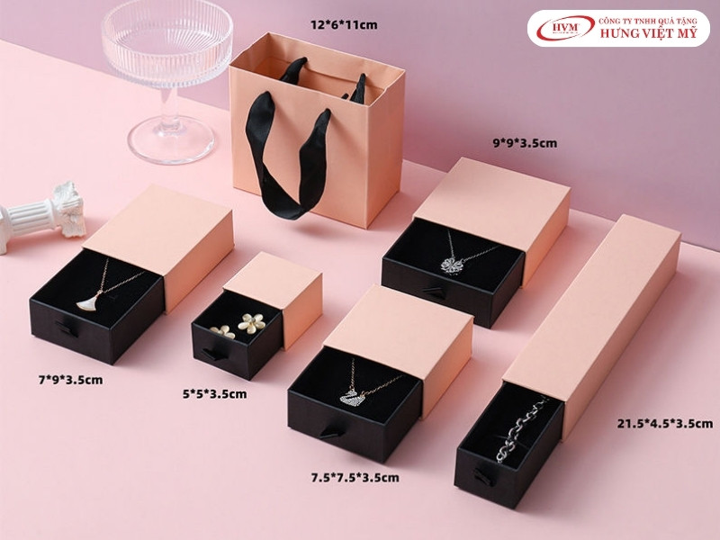Hộp đựng trang sức nắp trượt tạo trải nghiệm mở hộp lạ mắt