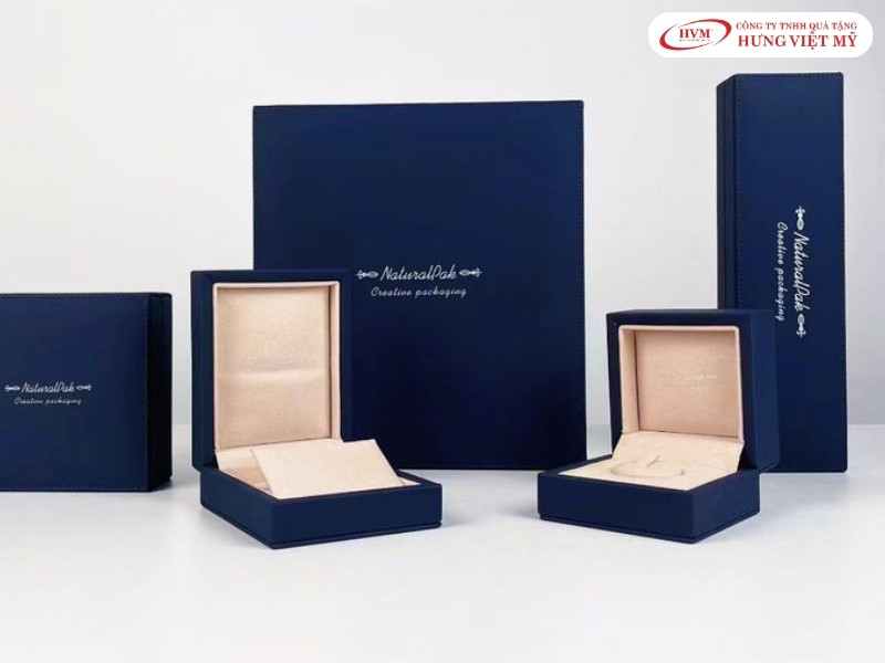 Mẫu in hộp đựng đồ trang sức nắp gập nam châm đựng set dây chuyền và bông tai.