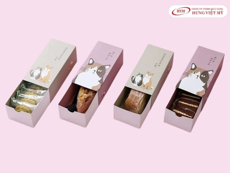 Sản xuất hộp giấy đựng bánh nắp kéo trượt định hình phom vuông vức bảo vệ bánh không dập nát.