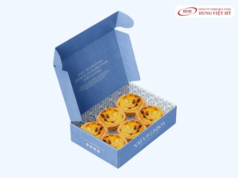 Hộp đựng bánh nắp gập sở hữu tai gài chắc chắn giúp thao tác đóng gói bánh mì nhanh chóng.