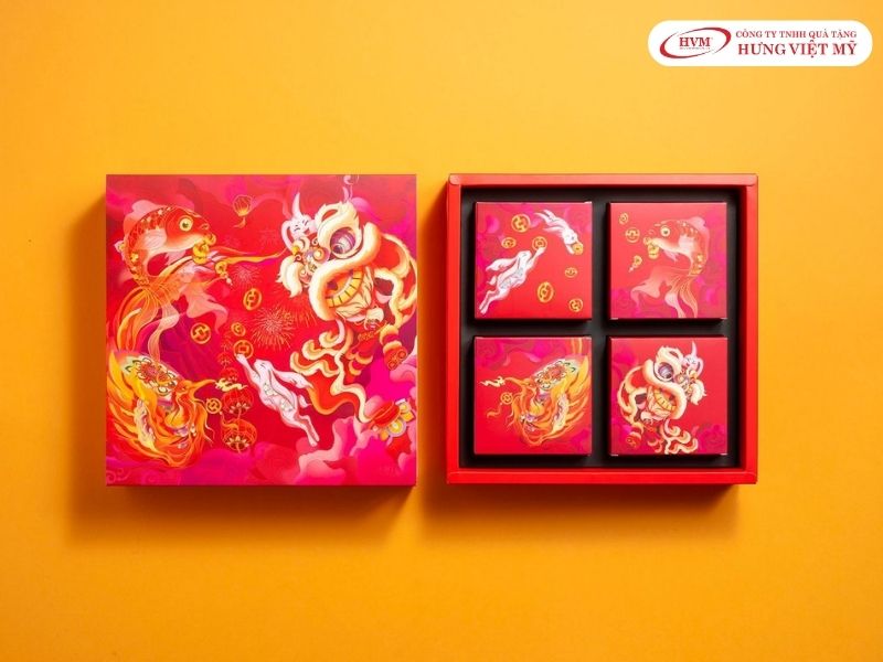 Hộp đựng bánh nắp rời âm dương cấu tạo carton lạnh bồi giấy mỹ thuật cứng cáp giúp bảo vệ sản phẩm.