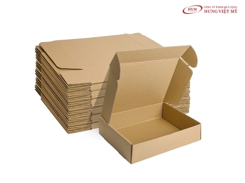 Mẫu hộp nắp gài hông đóng gói quần áo