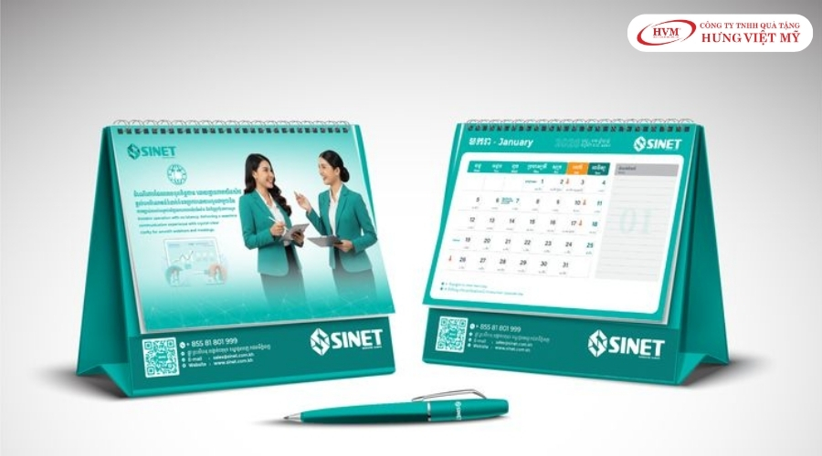Mẫu lịch để bàn công ty thiết kế độc quyền quảng bá câu chuyện thương hiệu.