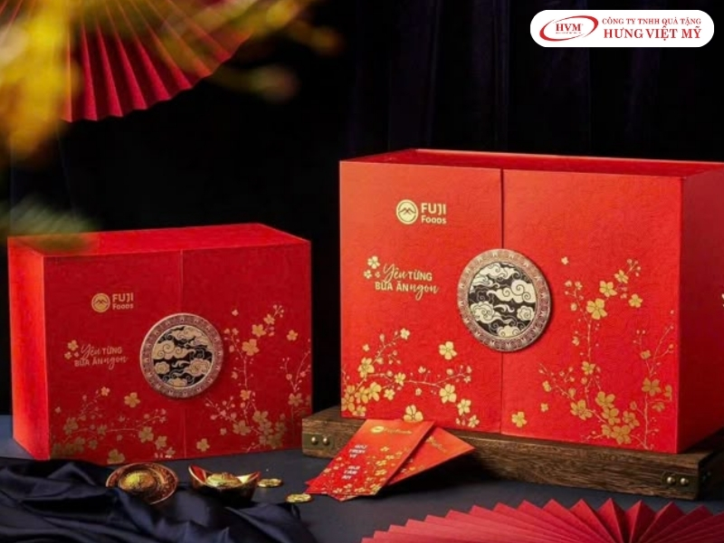 Kỹ thuật ép kim logo vàng ánh kim sang trọng trên mặt nắp hộp cánh bướm.