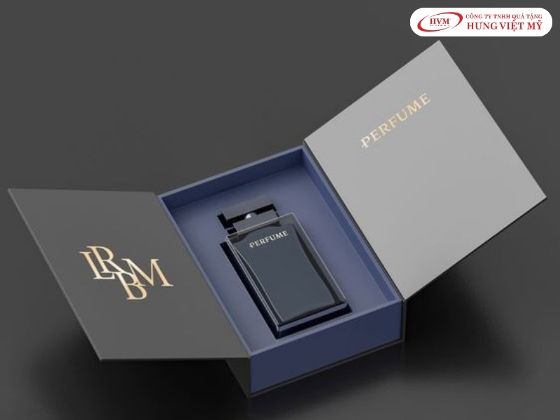 Cấu tạo chi tiết hộp cứng cánh bướm gồm lõi carton lạnh và khóa hít nam châm chìm.