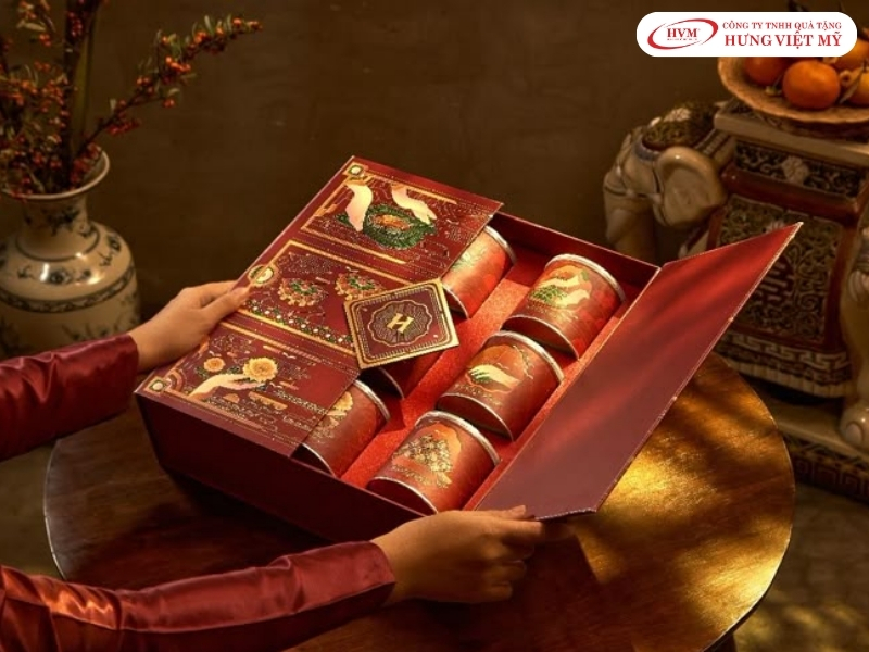 Hộp cứng cánh bướm có miếng đáp chịu lực tốt cho set quà biếu tặng nặng