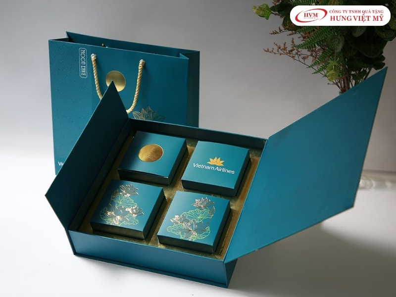 Hộp cứng cánh bướm mở nắp trên truyền thống đựng bánh trung thu in logo thương hiệu