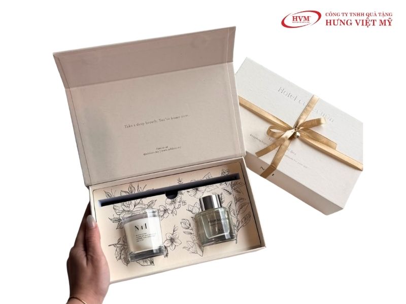 Hộp nam châm carton lạnh bồi lụa đựng set quà tặng nến thơm tinh dầu.
