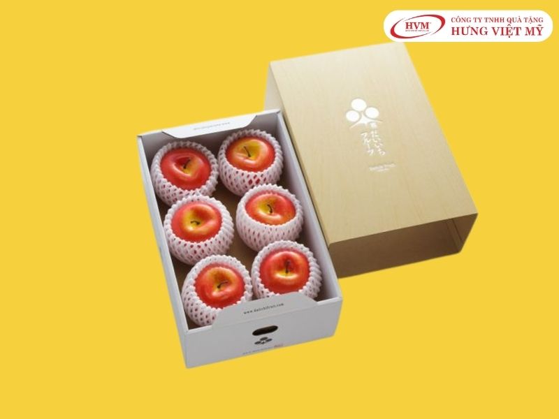 Gia công ép kim logo và phủ UV định hình tạo hiệu ứng sang trọng khi in hộp giấy đựng trái cây.