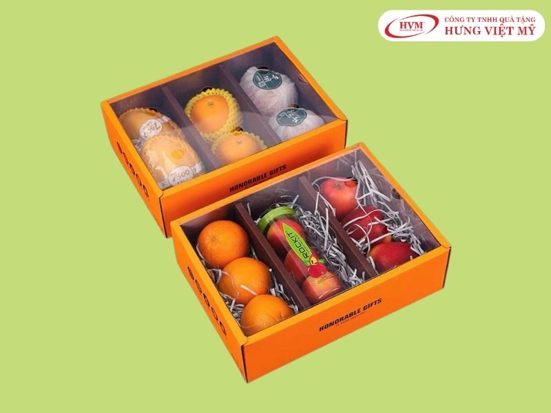 Hộp giấy đựng trái cây có mặt kính trong suốt PVC khoe trọn độ tươi ngon bắt mắt của quả.