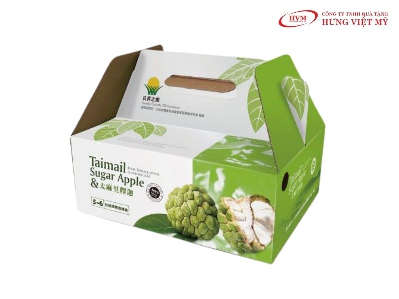 Hộp giấy đựng trái cây có quai xách chịu lực 3kg – 5kg bảo đảm an toàn khi di chuyển đường dài.