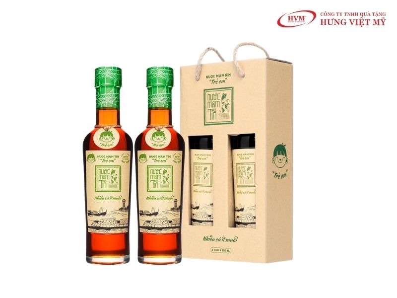 Mẫu hộp đựng nước mắm 2 chai có vách ngăn carton chống va chạm hiệu quả.
