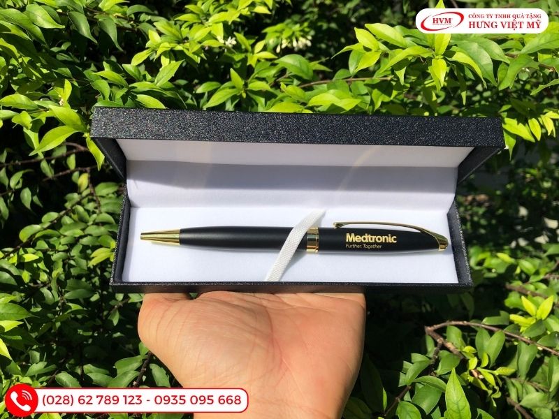 Bút ký khắc tên, món quà 20/10 tinh tế thể hiện sự trân trọng với đồng nghiệp, khách hàng nữ.