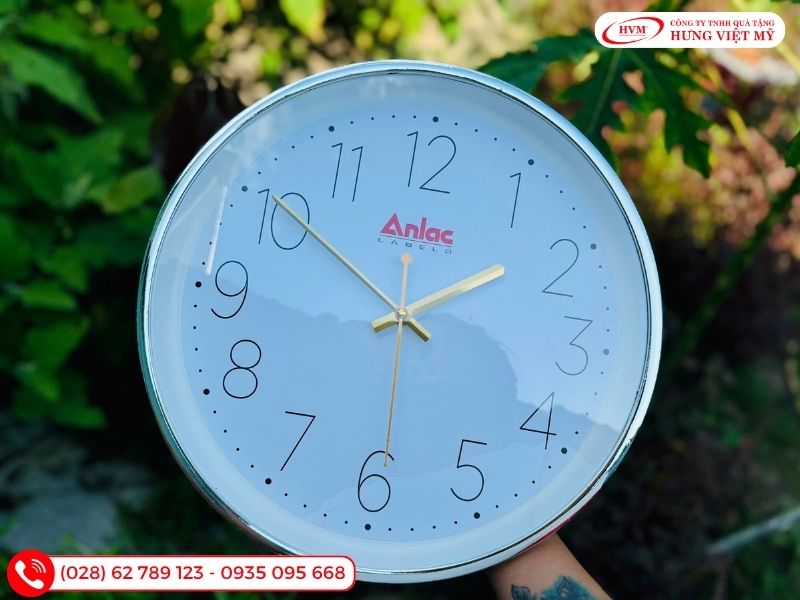 Đồng hồ treo tường kim trôi in logo bền đẹp làm quà tặng doanh nghiệp 20/10.