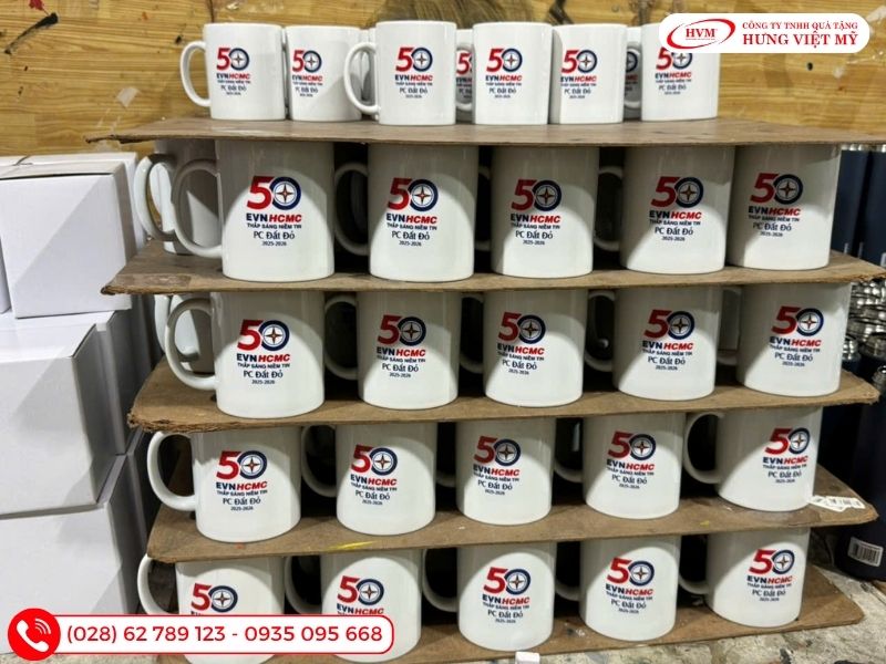 Ly sứ in logo thiết thực, quà 20/10 cho nhân viên nữ tối ưu chi phí khi số lượng lớn.