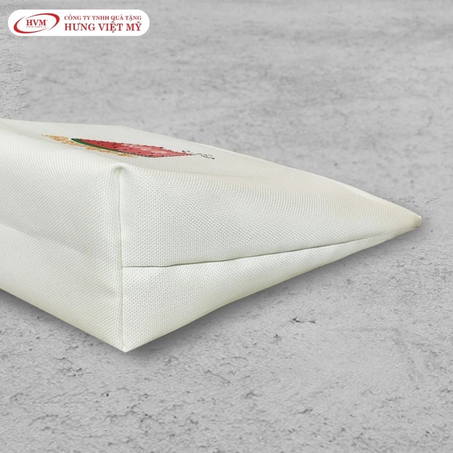 Cận cảnh đáy túi đựng mỹ phẩm canvas in họa tiết dưa hấu