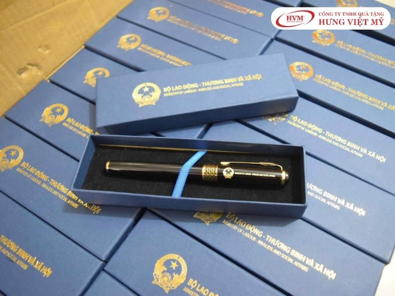 Set quà tặng bút ký kim loại khắc laser tên riêng độc bản.