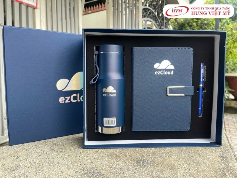 Quà tặng đối tác nam gồm bút ký kim loại, sổ tay và bình giữ nhiệt in logo