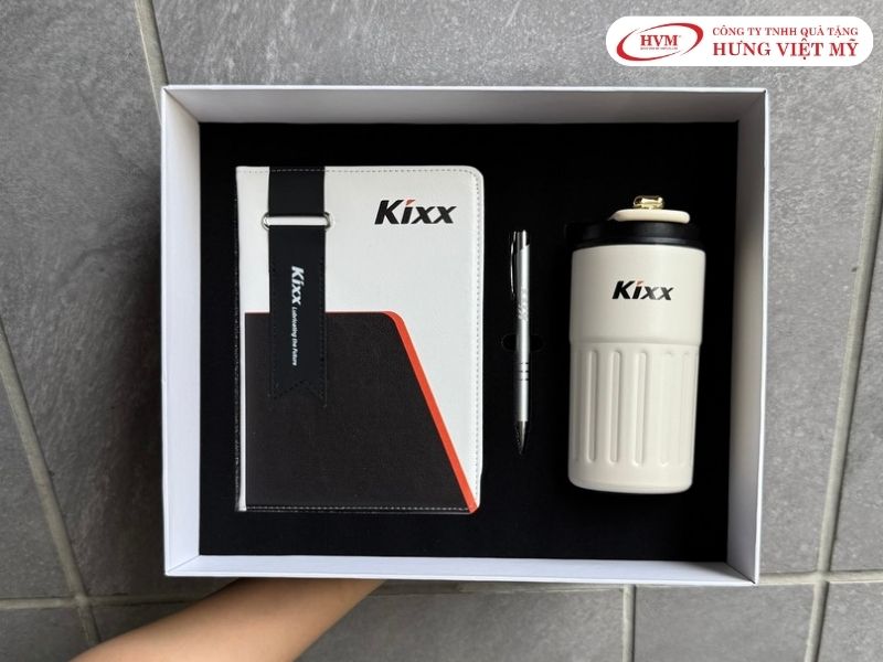 Bộ Giftset quà tặng đối tác kết hợp bình giữ nhiệt, sổ da và bút ký được đóng hộp sang trọng tại Hưng Việt Mỹ.