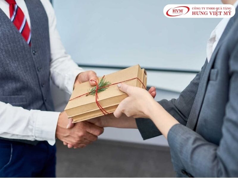 Quà tặng đối tác doanh nghiệp được thiết kế đồng bộ giúp nâng tầm uy tín và củng cố quan hệ hợp tác bền chặt.