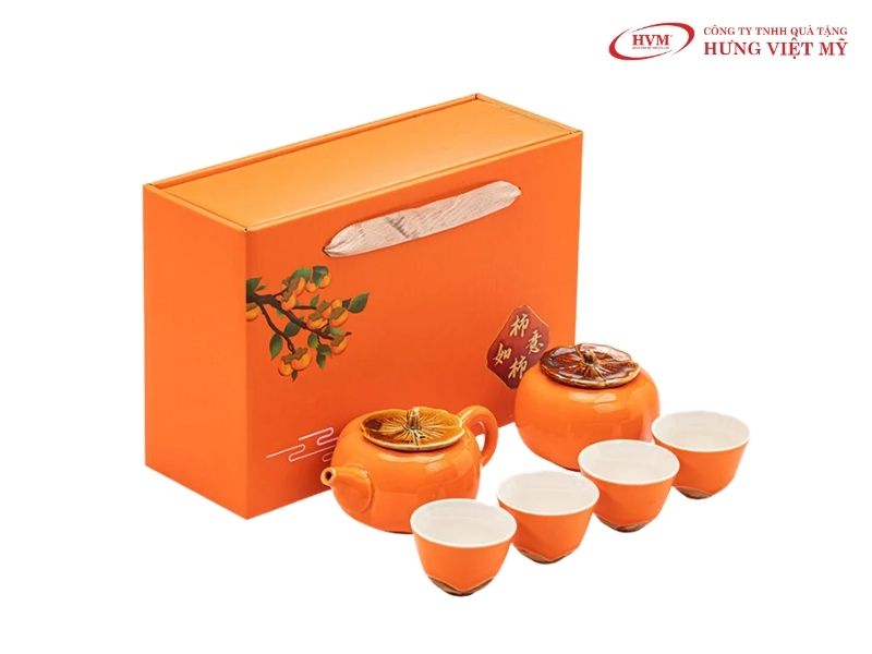 Ấm chén men hỏa biến giữ trọn hương trà, tạo không gian trò chuyện ấm cúng khi tiếp đối tác.