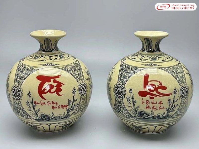 Bình hút tài lộc Bát Tràng vẽ vàng phong thủy tặng khách hàng và đối tác quan trọng.