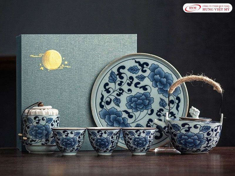 Bộ ấm chén gốm sứ cao cấp viền kim in logo làm quà tặng thành lập công ty trang nhã.