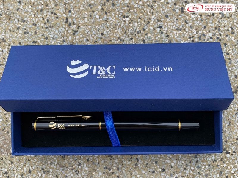 Bút ký kim loại cao cấp khắc tên và logo làm quà kỷ niệm thành lập công ty trang trọng.