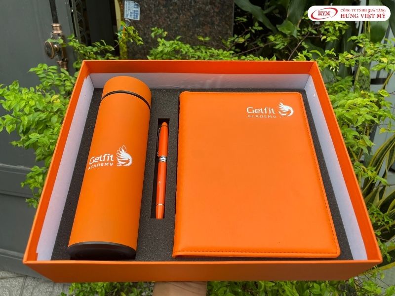 Bộ giftset doanh nghiệp phối bình giữ nhiệt và sổ bút da tạo ấn tượng đồng bộ.