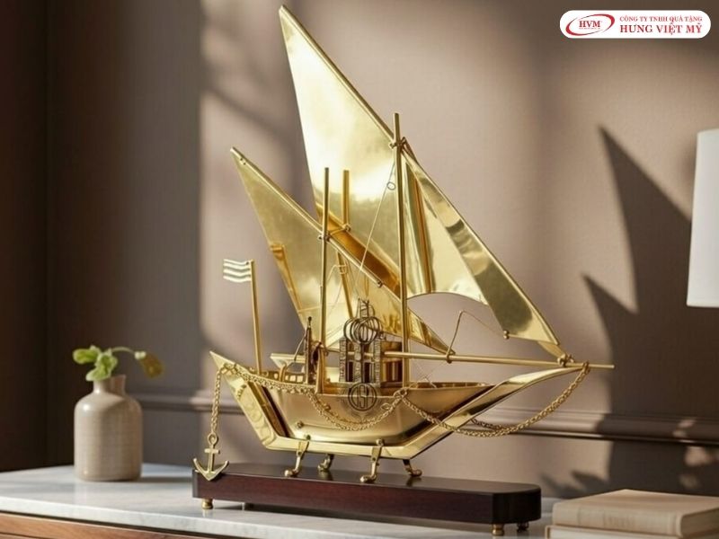 Mô hình thuyền buồm mạ vàng thuận buồm xuôi gió làm quà tặng kỷ niệm ngày thành lập công ty.