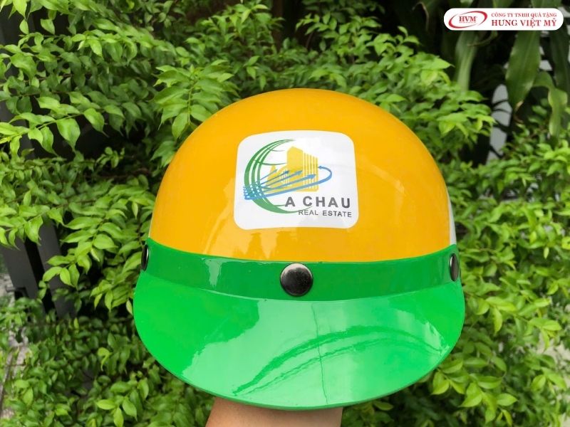 Nón bảo hiểm đạt chuẩn in logo giúp lan tỏa thương hiệu công ty trên mọi cung đường.