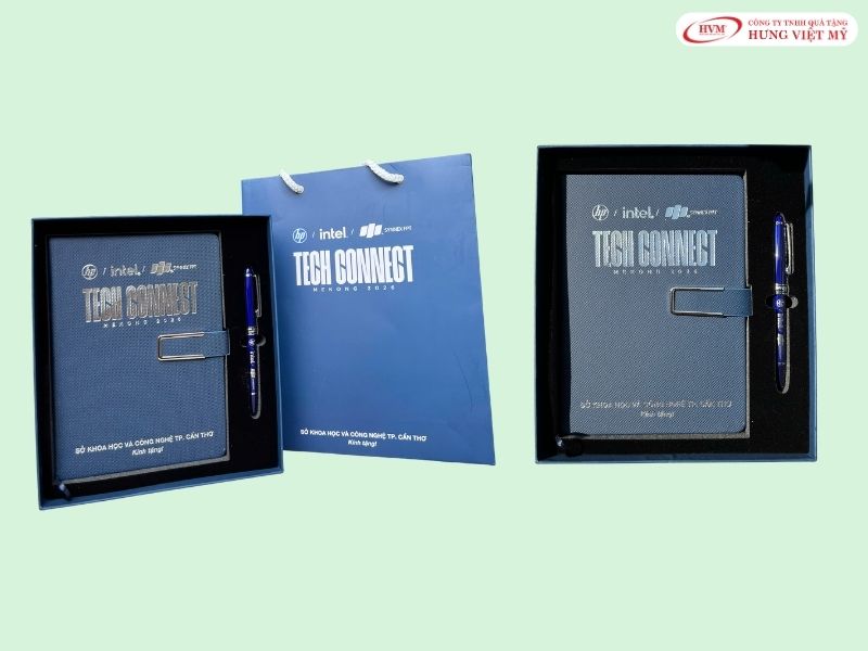 Set sổ tay in logo nhỏ gọn kèm bút bi in thông điệp kỷ niệm tiết kiệm chi phí.