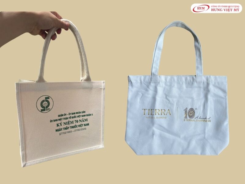 Túi vải canvas bố dày dặn in logo hiện đại được giới trẻ và khối văn phòng ưa chuộng.