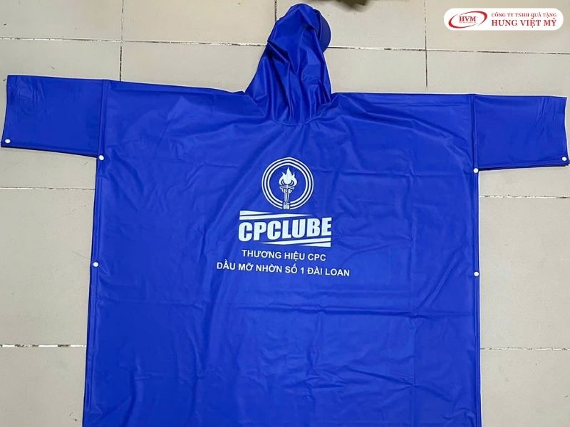 Áo mưa in logo là vật phẩm thiết thực cho người đi đường, giúp lan tỏa hình ảnh thương hiệu rộng rãi trong mùa mưa.