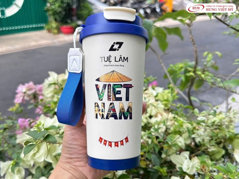 Bình giữ nhiệt in logo là quà tặng tri ân khách hàng thiết thực, tiện lợi mang theo nước ấm hoặc trà mỗi ngày.
