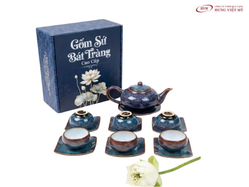Bộ ấm chén Bát Tràng là món quà tặng khách hàng dịp Tết đậm đà bản sắc truyền thống.