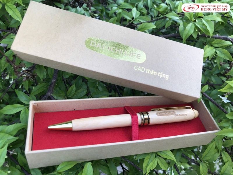 Bút ký kim loại in khắc logo là quà tặng tri ân nhỏ gọn nhưng mang tính ứng dụng văn phòng rất cao