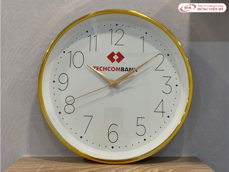 Đồng hồ treo tường in logo mang lại sự hiện diện bền bỉ trong không gian phòng khách hoặc phòng làm việc