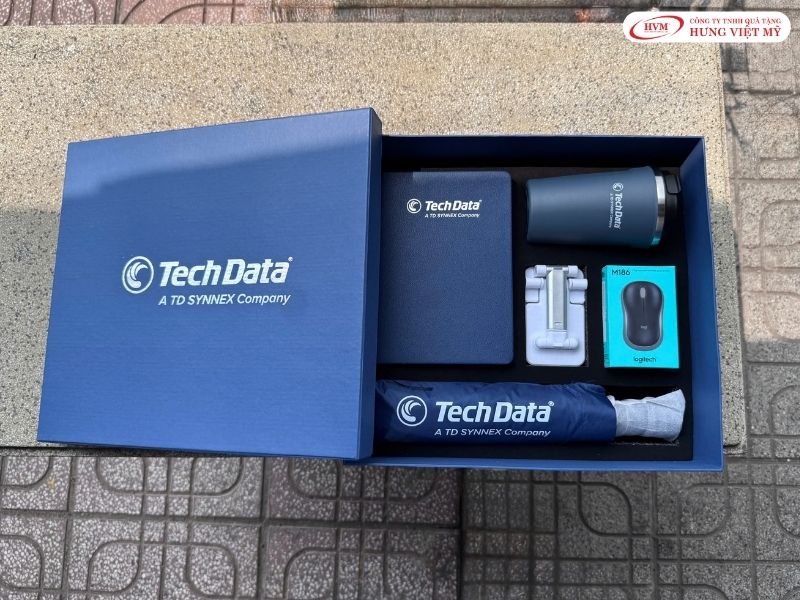 Bộ giftset quà tặng kết hợp nhiều vật phẩm công nghệ đồng bộ logo tạo trải nghiệm mở hộp đẳng cấp.