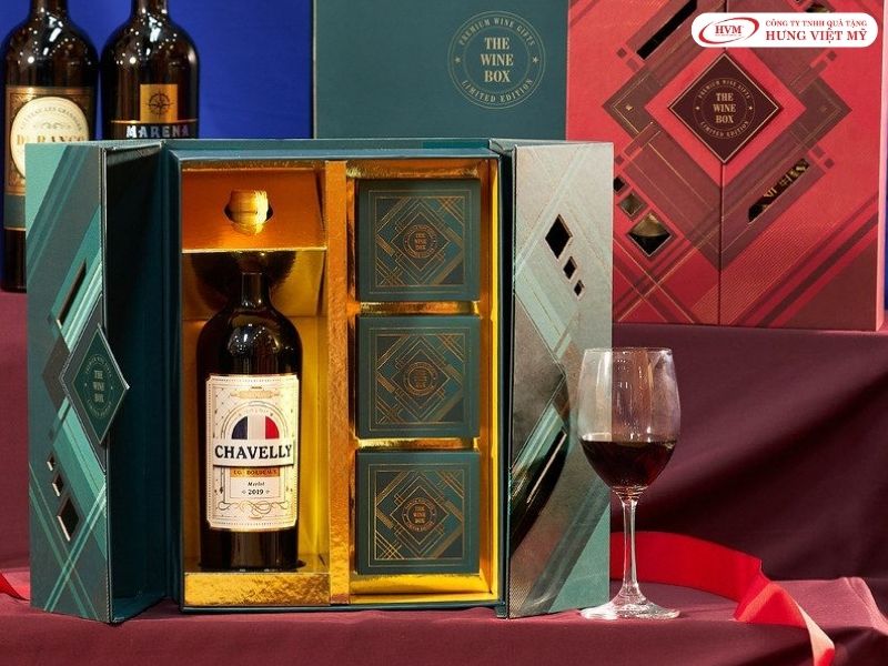 Hộp quà rượu vang bọc da sang trọng là lựa chọn hoàn hảo để chúc mừng thành công và hợp tác thịnh vượng.