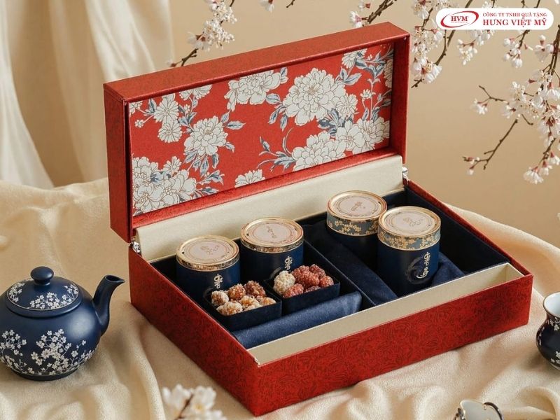 Hộp quà trà và mật ong gửi gắm thông điệp chăm sóc sức khỏe an lành và ấm áp tới người nhận.
