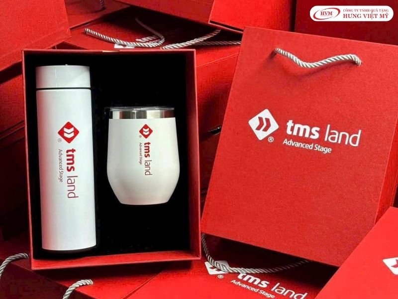 Kiểm tra kỹ vị trí in logo và độ chỉn chu của bao bì giúp món quà tặng tri ân khách hàng đạt hiệu quả trọn vẹn nhất.