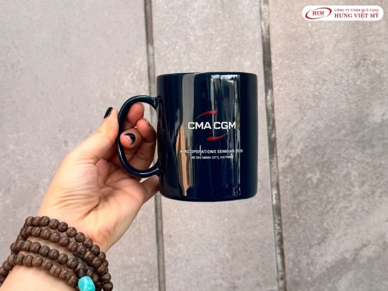 Ly sứ in logo với bề mặt men sáng bóng là món quà tặng khách hàng giá rẻ được nhiều văn phòng yêu thích.