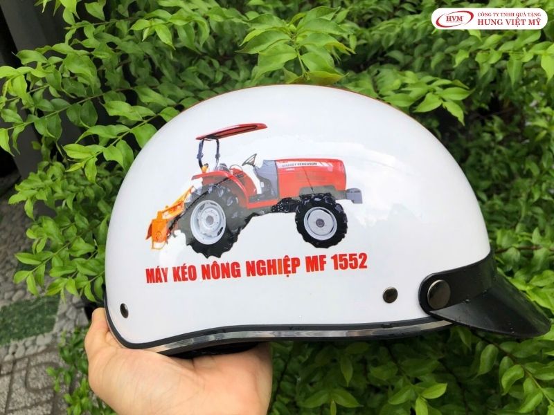 Nón bảo hiểm in logo vừa bảo vệ an toàn cho người dùng, vừa thể hiện sự quan tâm thiết thực của doanh nghiệp.