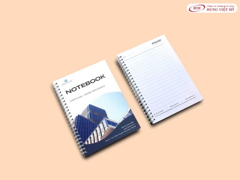 Sổ tay in logo đồng hành cùng khách hàng trong các buổi họp và ghi chép công việc hàng ngày.