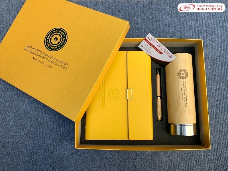 Bộ giftset sổ da, bút ký và bình giữ nhiệt, giải pháp quà tặng Year End Party thiết thực và sang trọng.